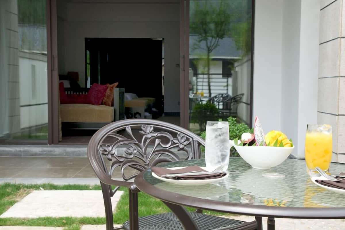 Habitación Deluxe con 2 camas individuales, balcón | Servicios de la habitación