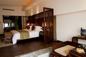 Deluxe King Room  | Premium bedding, in-room safe, desk, blackout curtains - Samantha Resort & SPA (Zhangjiajie)