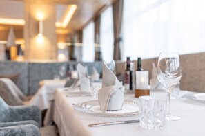 4 restaurants; lunch and dinner served