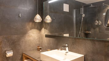 Walzl Deluxe Suite | Bathroom