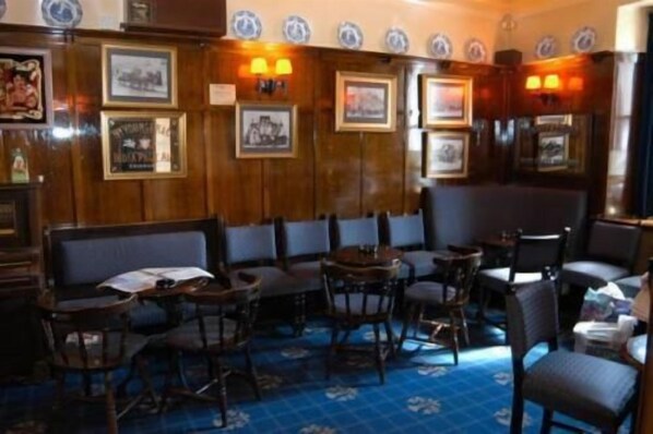 2 bars/lounges