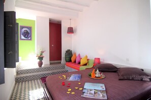 ห้องซูพีเรียสวีท | ตู้นิรภัยในห้องพัก, โต๊ะทำงาน, ห้องเก็บเสียง, เตารีด/โต๊ะรีดผ้า