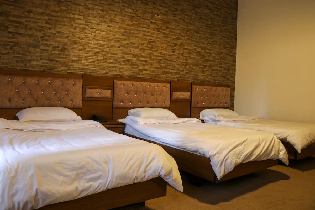 Deluxe Triple Room | 3 bilik tidur, bar mini, peti besi dalam bilik, Wi-fi percuma