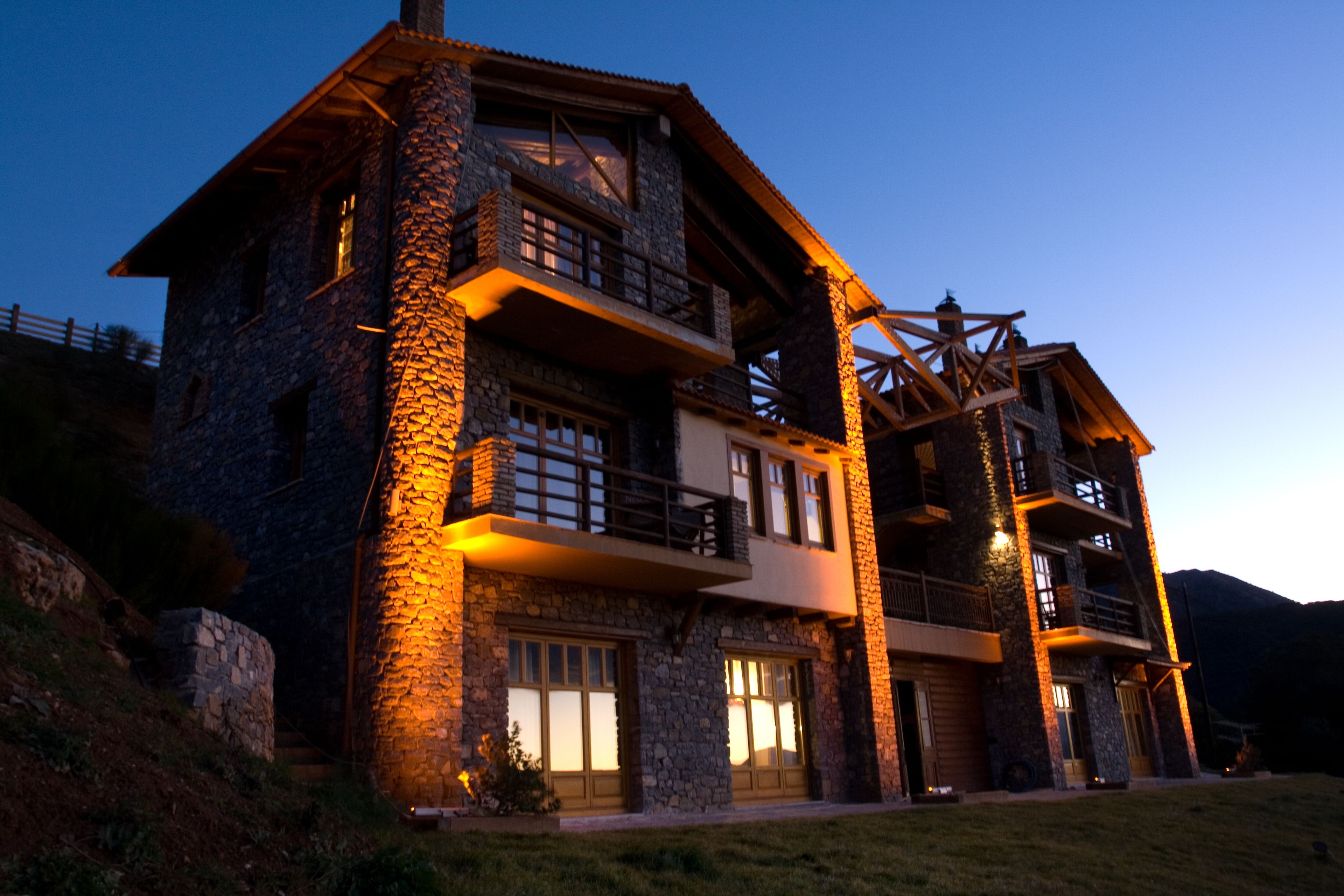 Vista frontal de la propiedad por la tarde o noche