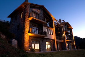 Fassade der Unterkunft – Abend/Nacht