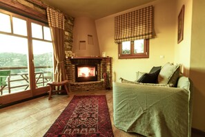 Apartment, 1 Bedroom (Split Level) | Living room