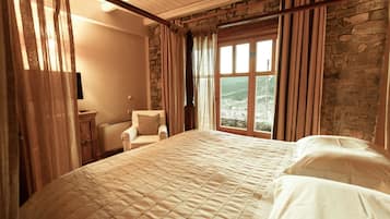 Apartment, 1 Bedroom (Split Level) | Individually decorated, individually furnished, blackout drapes