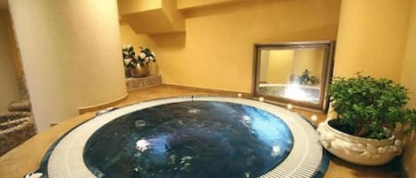 Sauna, hot tub, steam room, massages