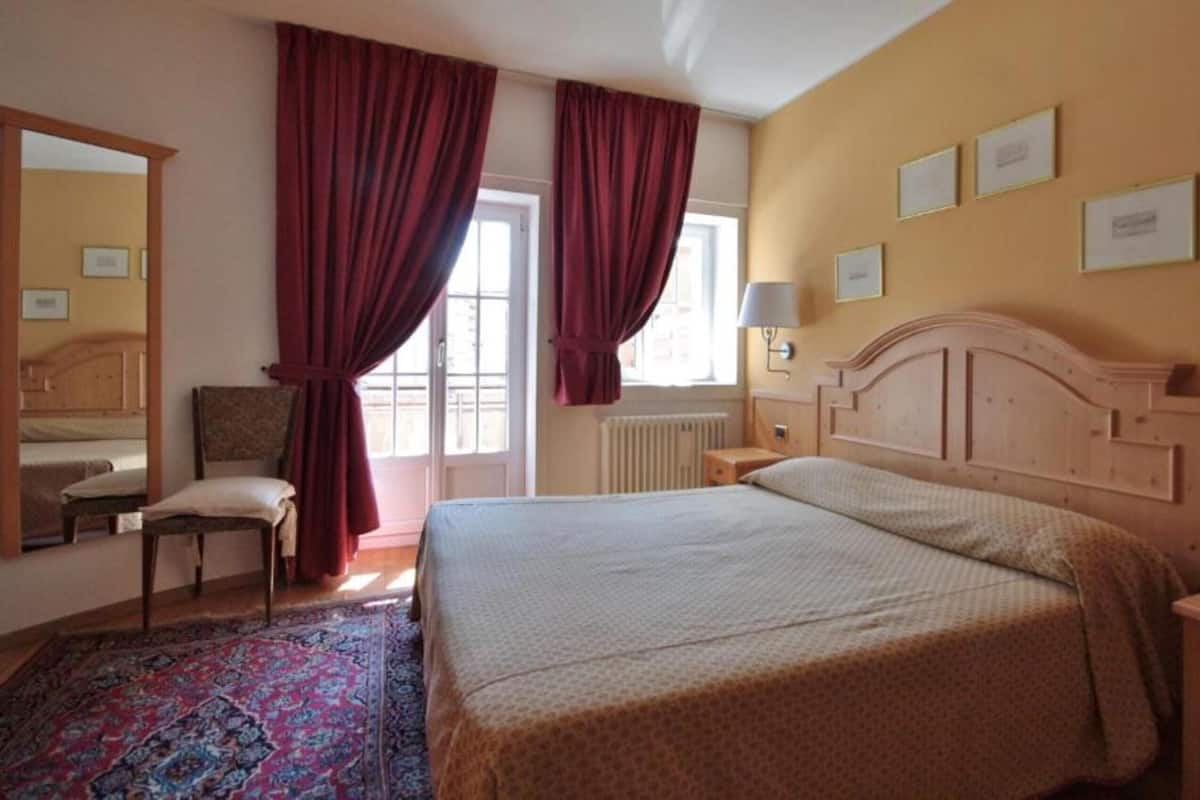 In-room safe, desk, soundproofing, free WiFi