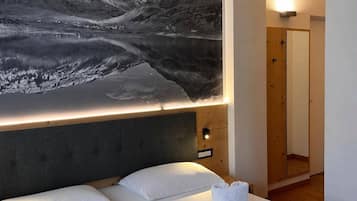 Superior Triple Room | In-room safe, desk, soundproofing, WiFi (free)