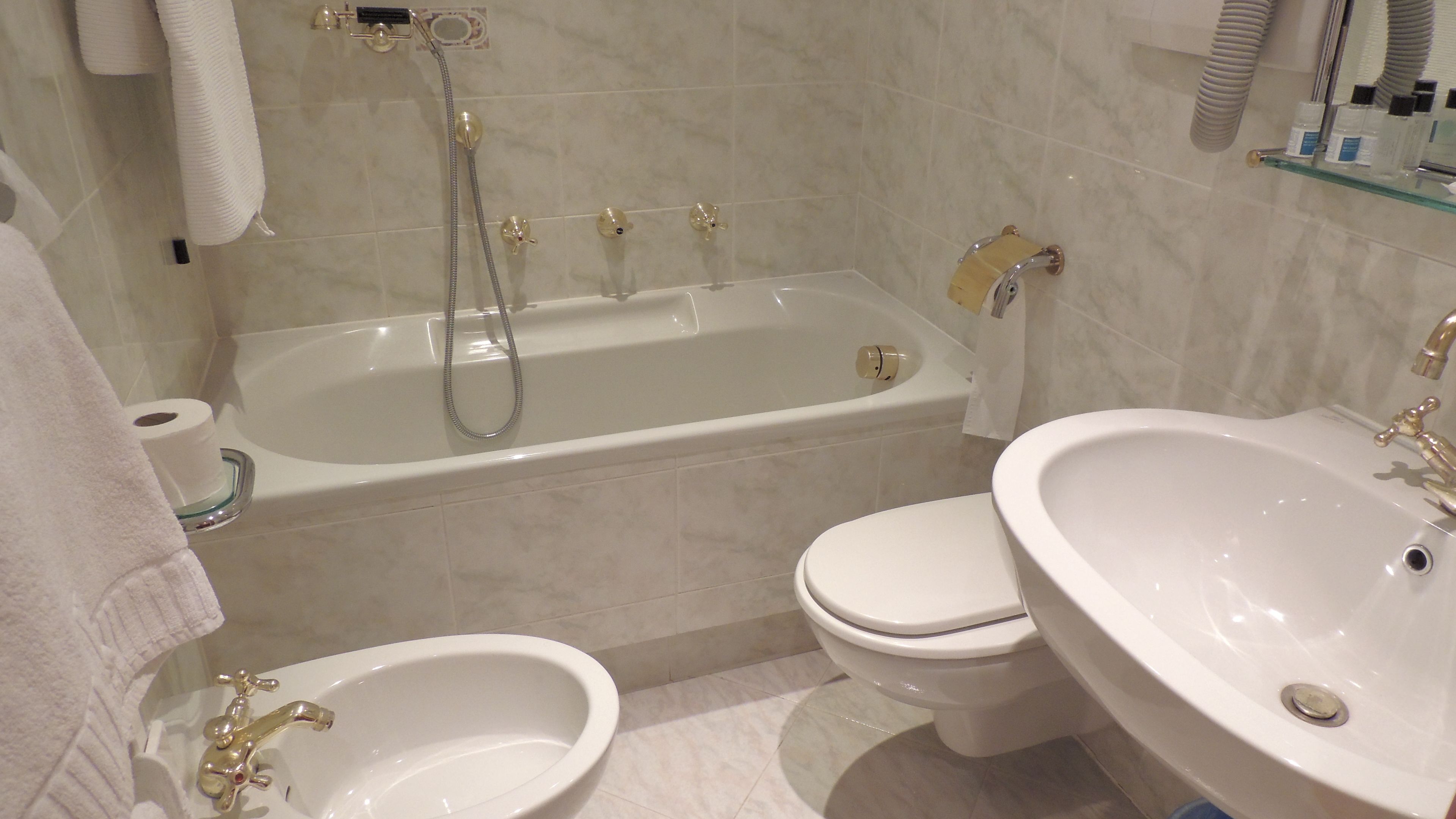 classic triple room | 1 bedroom, in-room safe, desk, soundproofing