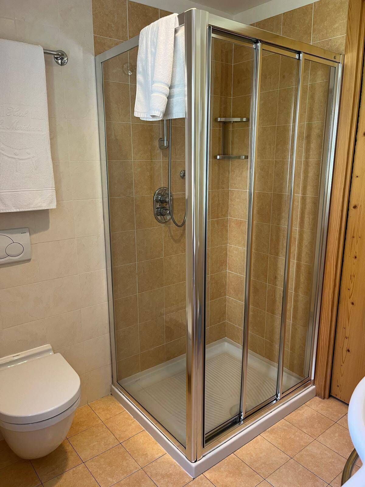 Bañera profunda, cabezal de ducha tipo lluvia, secador de pelo, bidet