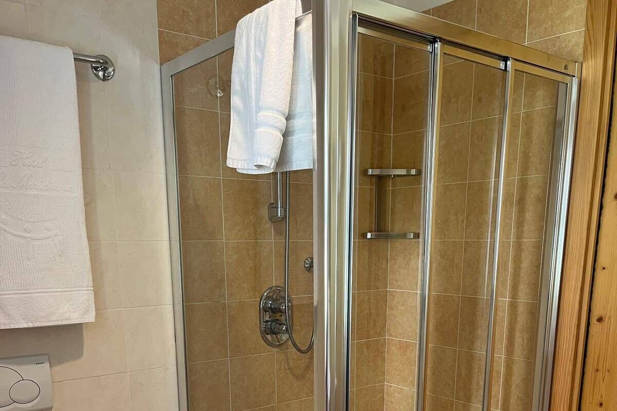 Bañera profunda, cabezal de ducha tipo lluvia, secador de pelo, bidet