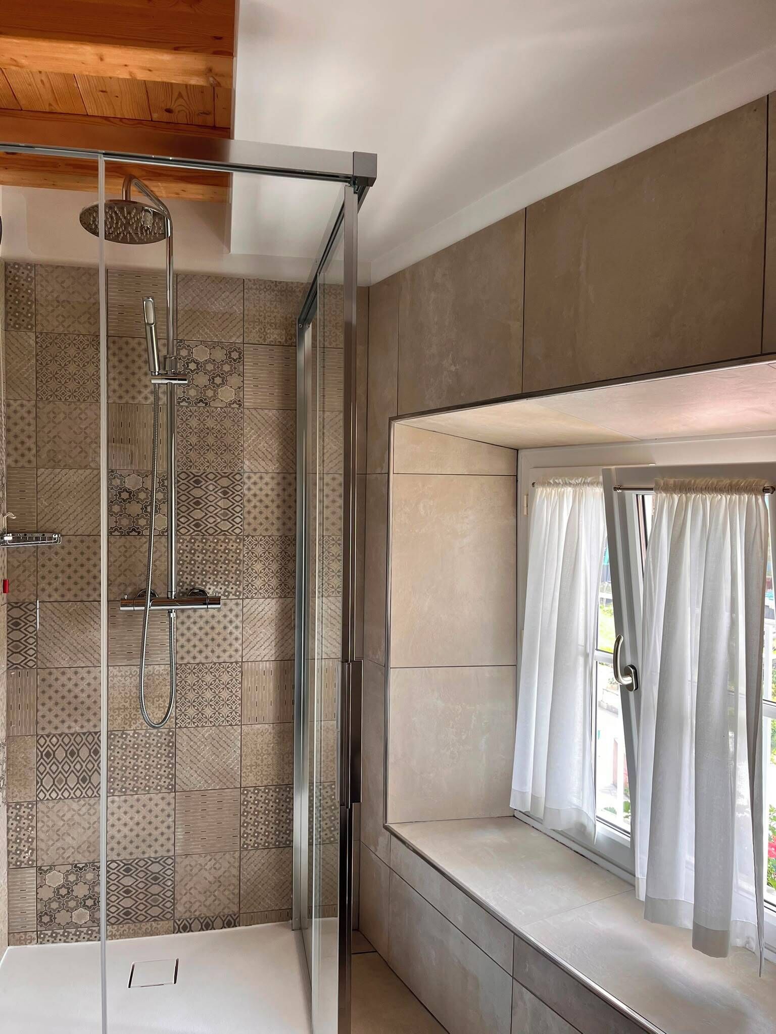 Superior Triple Room | Bathroom | Deep soaking tub, rainfall showerhead, hair dryer, bidet