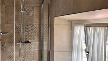 Superior Triple Room | Bathroom | Deep soaking tub, rainfall showerhead, hair dryer, bidet