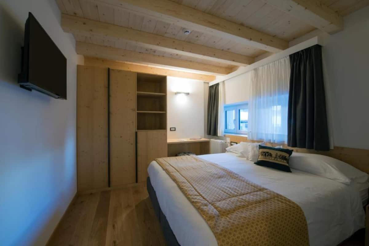 In-room safe, desk, soundproofing, free WiFi