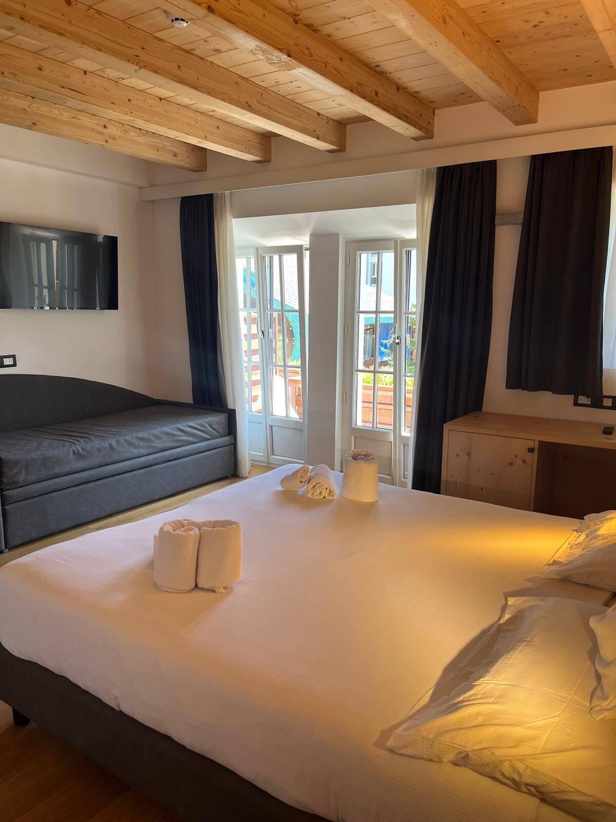 Quarto triplo superior | Cofres nos quartos, escrivaninha, quartos à prova de som