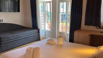 Quarto triplo superior | Cofres nos quartos, escrivaninha, quartos à prova de som