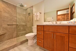 Studio | Bathroom | Towels, shampoo