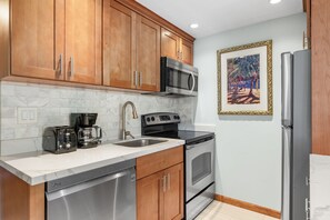 Estudio | Cocina privada | Refrigerador, microondas, horno y cafetera y tetera 