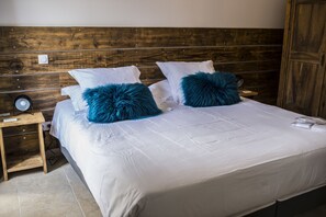 Triple Room | Premium bedding, desk, free WiFi - Hôtel La Tissandière (Lalbenque)