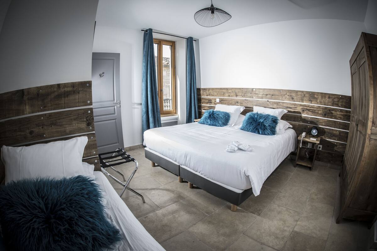 Camera tripla | Biancheria da letto di alta qualità, una scrivania, Wi-Fi gratuito