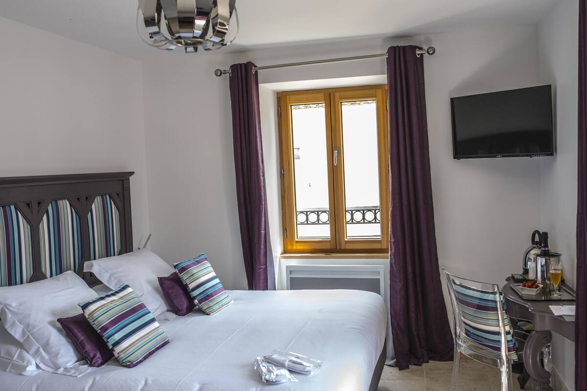 Superior Double Room | Premium bedding, desk, WiFi (free)