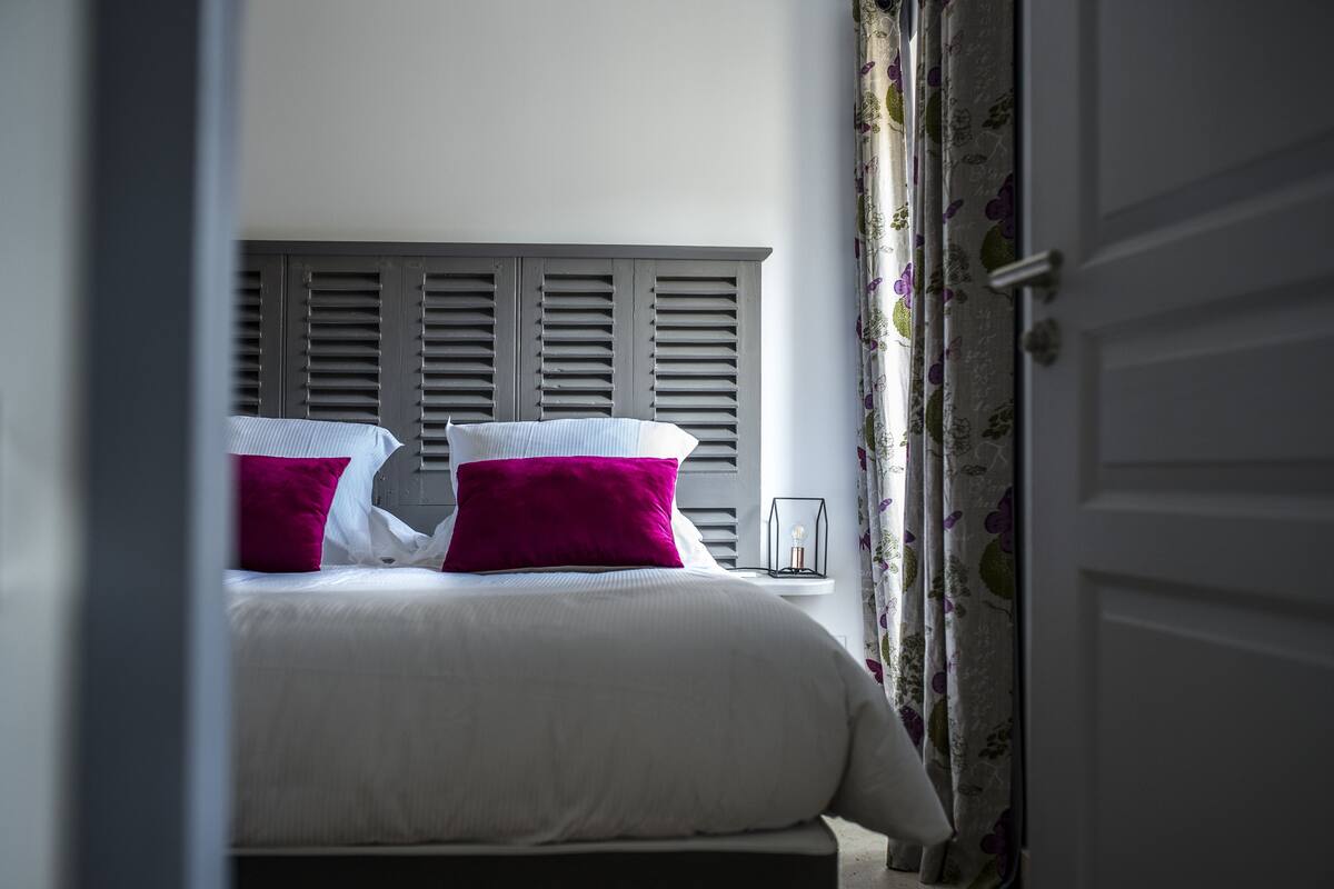 Double Room | Premium bedding, desk, WiFi (free)