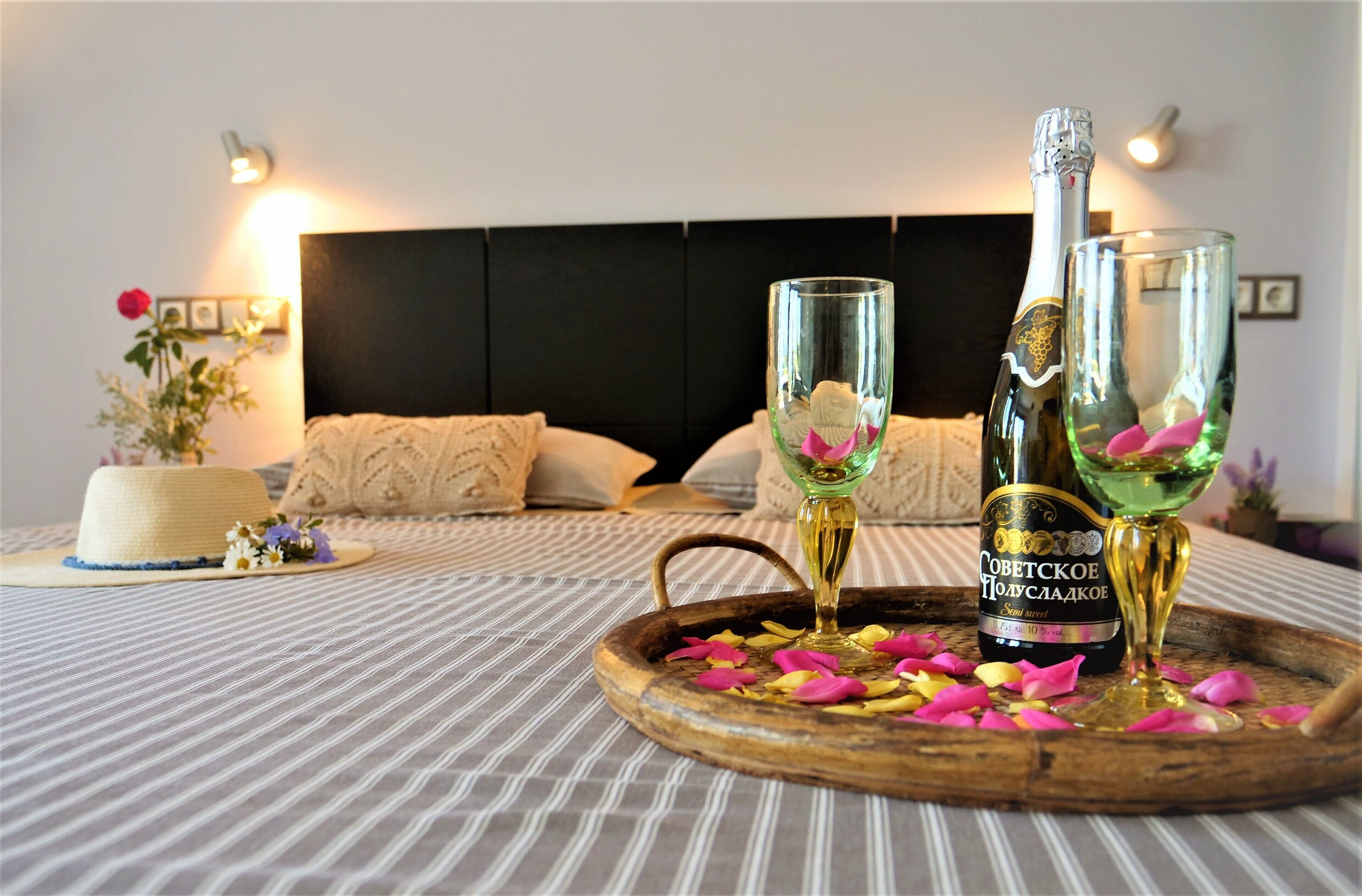 Ropa de cama de alta calidad, colchones viscoelásticos, minibar