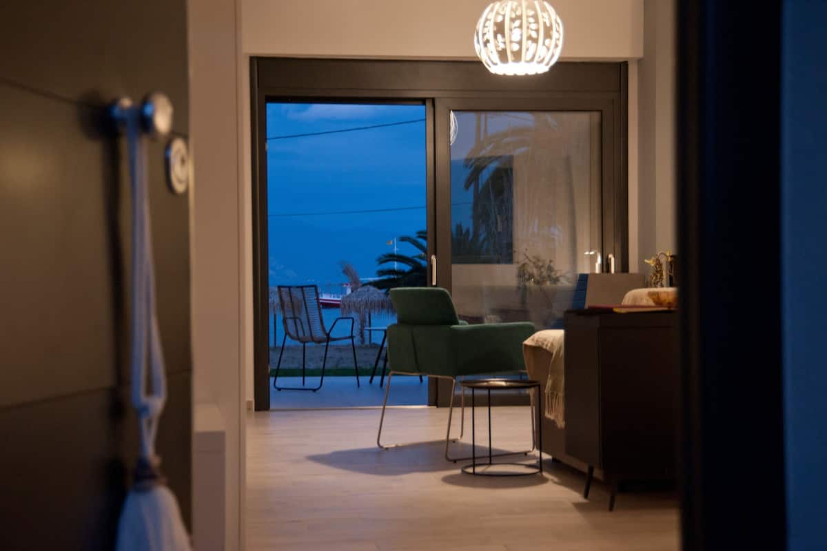 Studio, uitzicht op zee, op benedenverdieping (Euphoria) | Luxe beddengoed, bedden met traagschuimmatras, een minibar