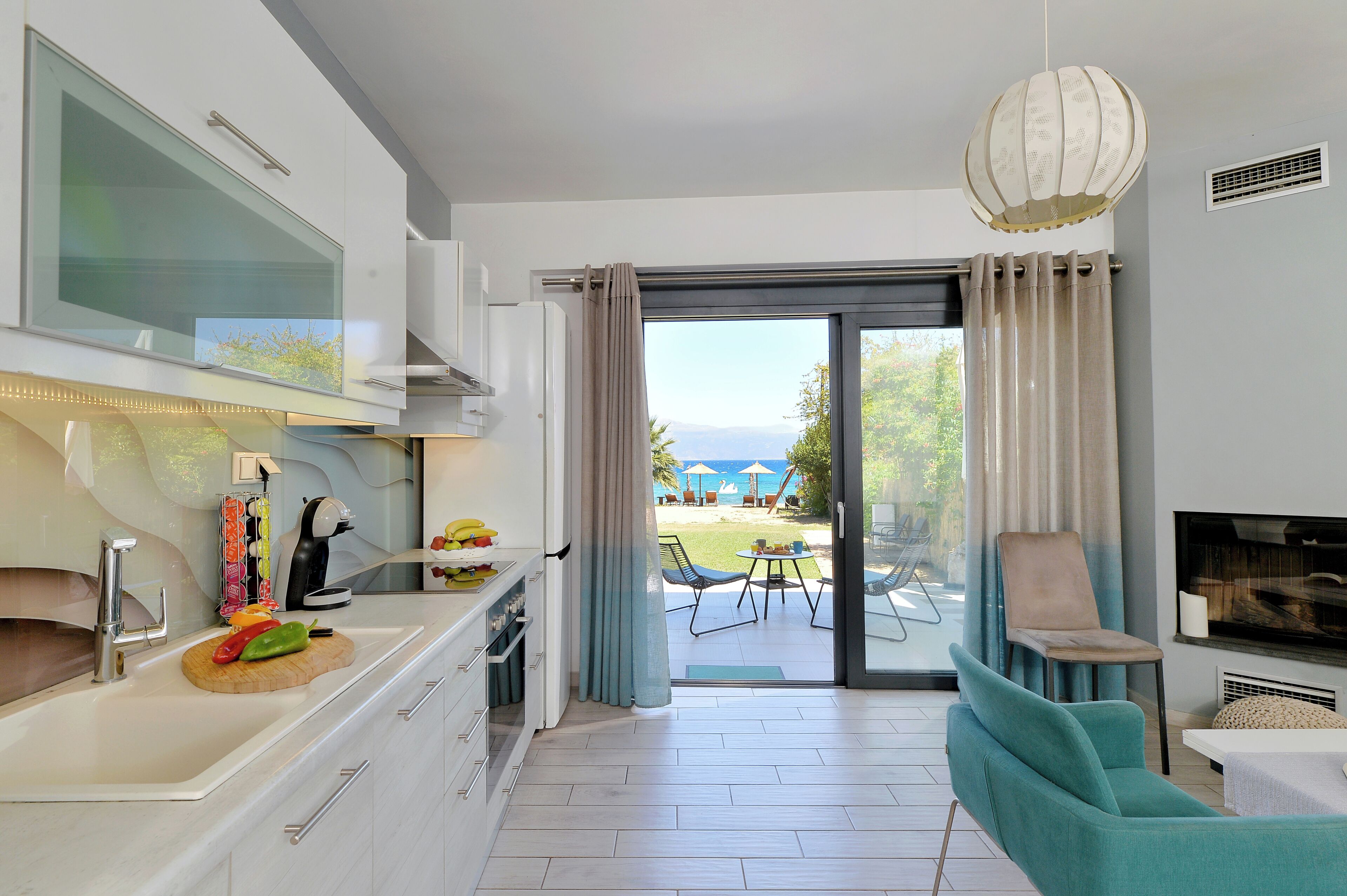 Studio, vue mer, rez-de-chaussée (Euphoria) | Cuisine privée | Grand réfrigérateur, micro-ondes, four, plaque de cuisson