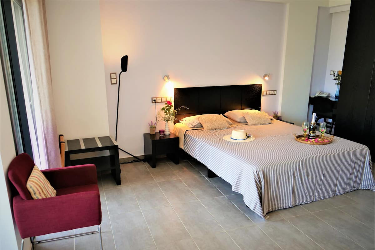 Studio, uitzicht op zee, op benedenverdieping (Melody) | Luxe beddengoed, bedden met traagschuimmatras, een minibar