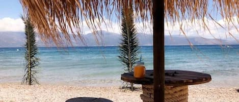 Plage, chaises longues, parasols