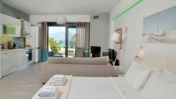 Studio, uitzicht op zee, op benedenverdieping (Euphoria) | Woonkamer | Een 40-inch flatscreentelevisie met satellietzenders en televisie