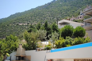 A residential area with houses on a hillside, surrounded by greenery. - Skroponeria View Apartments (Chalcis)