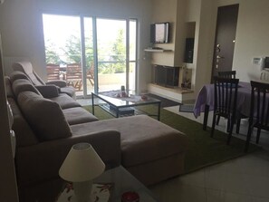 House, 2 Bedrooms (4) | Living area | 32-inch flat-screen TV with satellite channels, LED TV, DVD player
