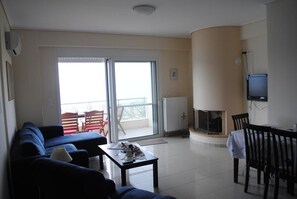 House, 1 Bedroom (3) | Living area | 32-inch flat-screen TV with satellite channels, LED TV, DVD player - Skroponeria View Apartments (Chalcis)