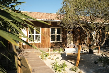 Exterior. Hôtel des Dunes