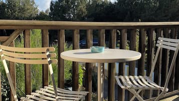 Comfort Room, Balcony | Balcony
