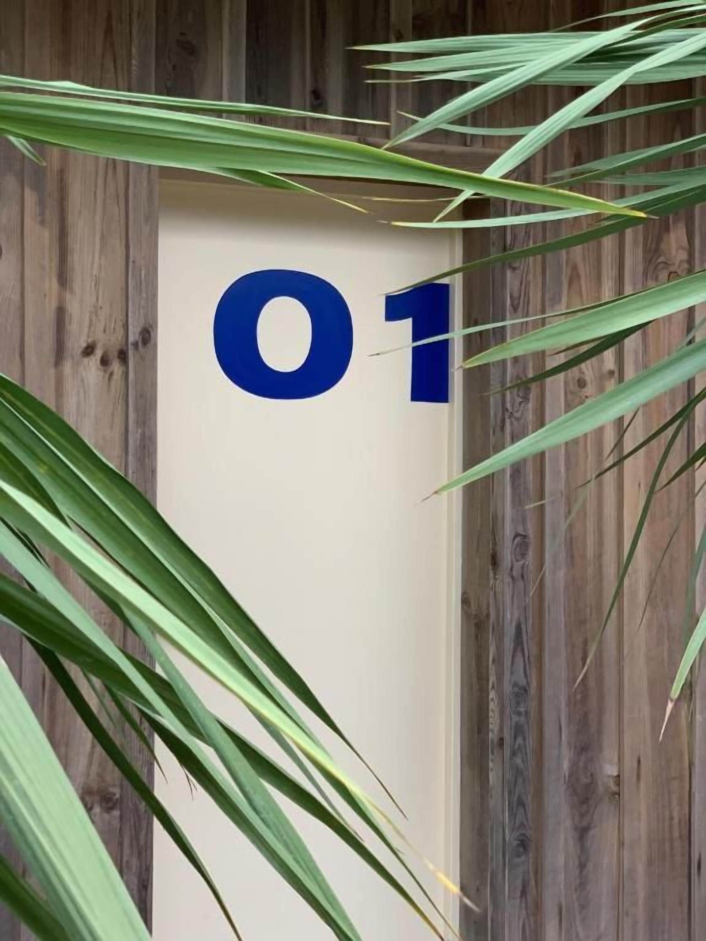 Une pièce avec un mur en bois et une porte portant le numéro 01.