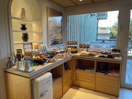 Desayuno buffet diario (EUR 25 por persona)
