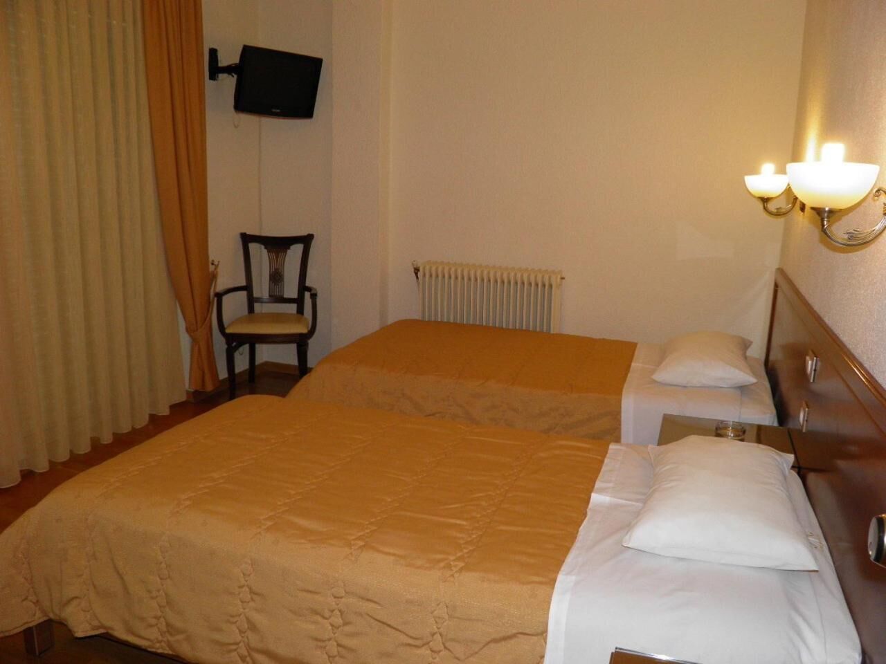 desk, soundproofing, cots/infant beds, free wifi