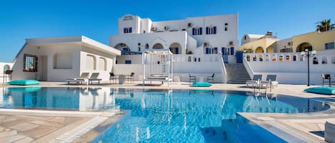 Piscine extérieure, parasols de plage, chaises longues