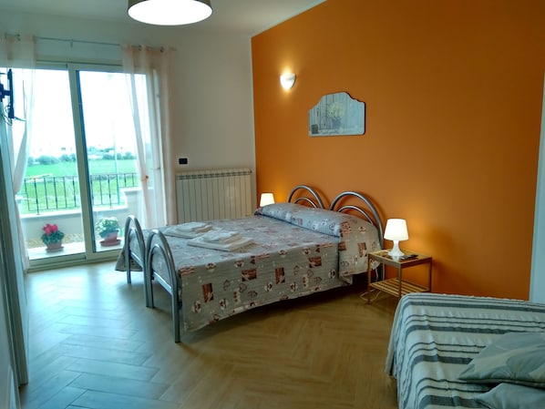 Quarto casal ou duplo | Escrivaninha, berços grátis, Wi-Fi de cortesia, roupa de cama