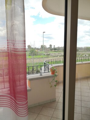 Desk, free cots/infant beds, free WiFi, bed sheets - B&B Il Papavero Rosso (Corigliano D'Otranto)