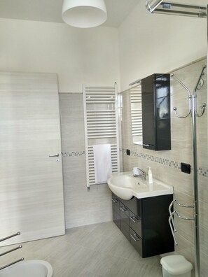 Double or Twin Room | Bathroom