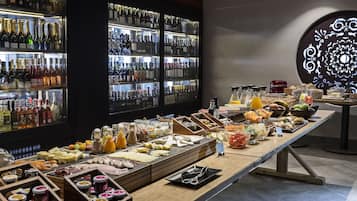 Café da manhã com buffet todos os dias mediante uma taxa