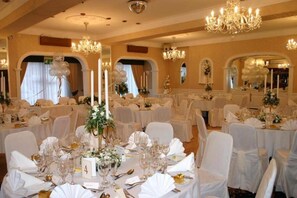 Breakfast and dinner served, British cuisine - The Revelstoke Hotel (Bridlington)