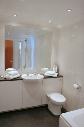 Combined shower/tub, free toiletries, hair dryer, towels - The Revelstoke Hotel (Bridlington)