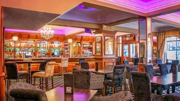 2 bars/lounges